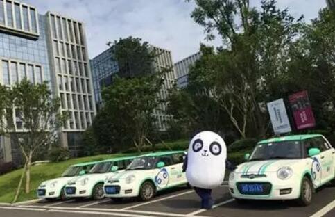 四川一汽车不顾交警拦截逃逸